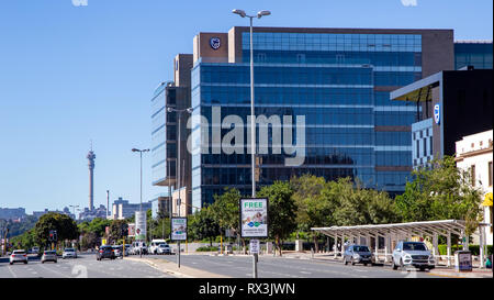 Johannesburg, Südafrika, 17. Februar 2019: Blick hinunter Ort Straße von Bürogebäuden. Stockfoto