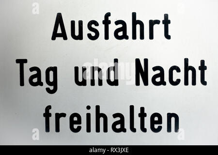 Halten Sie die Ausfahrt frei Tag und Nacht Stockfoto