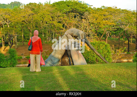 Skulptur von gefalteten Händen, Lagenda Park, Kuah, bei der Sie die Insel Langkawi, Malaysia Stockfoto