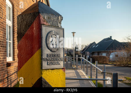 Ein Pole mit dem Wappen der DDR steht in einem Dorf Stockfoto