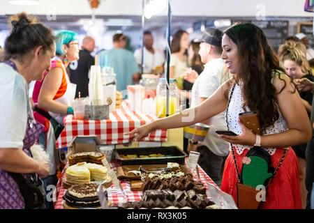 Johannesburg, Südafrika, 24. Februar 2019: Frauen kuchen Einkauf Food Market. Stockfoto