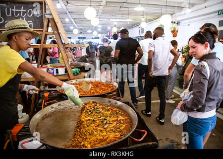 Johannesburg, Südafrika, 24. Februar 2019: Frauen in Essen suchen auf Anzeige an Inner City Food Market Stockfoto