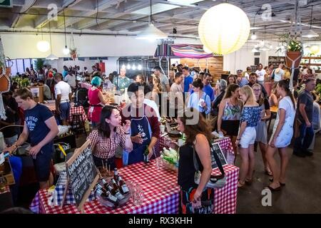 Johannesburg, Südafrika, 24. Februar 2019: Personen, die Innenstadt Lebensmittelmarkt Stockfoto