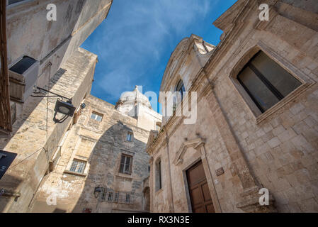 Ostuni, Apulien, Italien - Kirche von Petrus und Paulus, Apostel und Märtyrer (parrocchia Ss. Apostoli Pietro e Paolo martiri Chiesa) in der Altstadt. Stockfoto