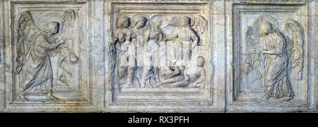 Fromme Frauen am Grab und Engel, Detail der Altar in der Basilika von Santa Croce (Basilika des Heiligen Kreuzes) in Florenz, Italien Stockfoto