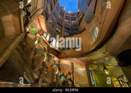 Eines der Atrien, die in der Casa Mila in der Nacht in Barcelona, Spanien Stockfoto