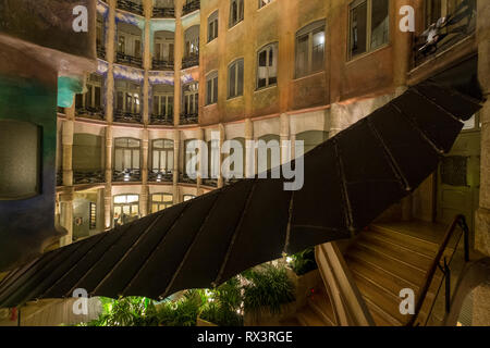 Eines der Atrien, die in der Casa Mila in der Nacht in Barcelona, Spanien Stockfoto