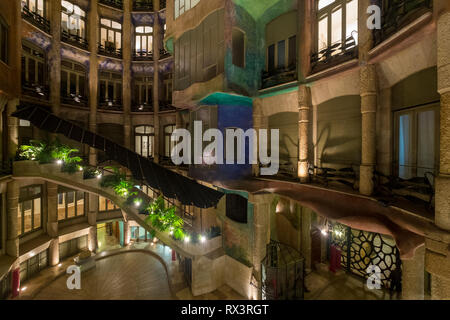 Eines der Atrien, die in der Casa Mila in der Nacht in Barcelona, Spanien Stockfoto