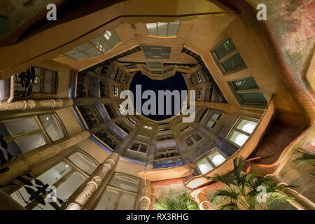 Eines der Atrien, die in der Casa Mila in der Nacht in Barcelona, Spanien Stockfoto