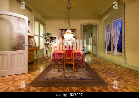 Eine moderne Esszimmer in einer Wohnung in der Casa Mila in Barcelona, Spanien. Stockfoto