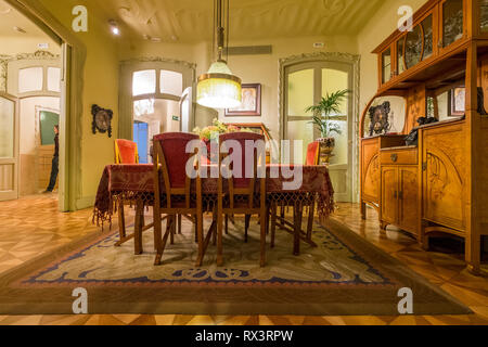 Eine moderne Esszimmer in einer Wohnung in der Casa Mila in Barcelona, Spanien. Stockfoto