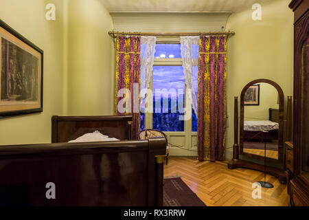 Eine beddroom in einer Wohnung in der Casa Mila in Barcelona, Spanien. Stockfoto