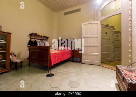 Eine beddroom in einer Wohnung in der Casa Mila in Barcelona, Spanien. Stockfoto