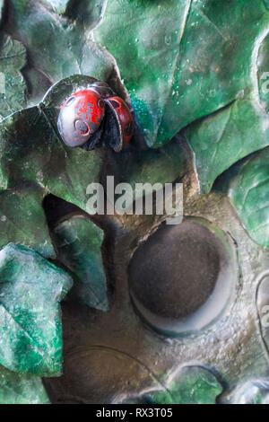 Metalltür natur Detail an der Sagrada Familia in Barcelona, Spanien Stockfoto