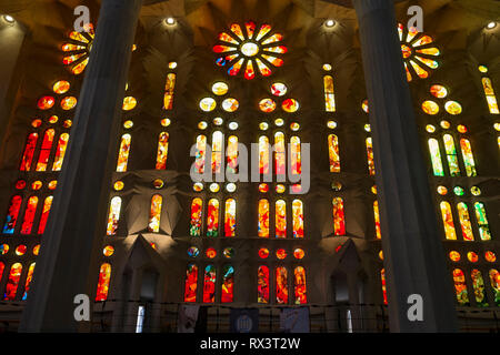 Die atemberaubenden Atrium und Glasmalerei von Antonio Gaudis Sagrada Familia in Barcelona, Spanien. Stockfoto