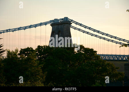 Die menai Suspension Bridge auf Sommer Abend Stockfoto