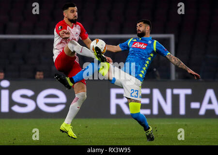 Neapel, Italien. 07 Mär, 2019. San Paolo Stadium, Europa League Fußball SSC Neapel - Red Bull Salzburg in Bildern Munas Dabbur Stürmer von Red Bull Salisburgo ringen die Kugel mit Elseid Hysaj, Score final 3-0 ist der SSC Napoli Credit: Antonio Balasco/Pacific Press/Alamy leben Nachrichten Stockfoto