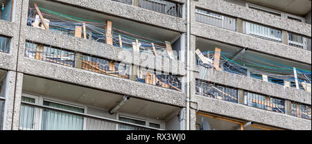 Balkone im Cables Wynd House sind ein denkmalgeschützter Apartmentblock. Der Brutalistische Stil ist ein Beispiel für hervorragende Leistungen im modernen Stadtdesign Stockfoto