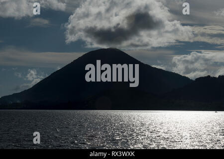 Silhouette des Vulkans Gunung API, Banda API, in der Nähe von Banda Naira, in der Nähe von Ambon, Maluku, Banda Sea, Indonesien Stockfoto