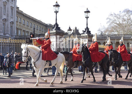 Wenn die Queen ist in London, die lange Guard besteht ein Offizier, ein Corporal Major, zwei Non-Commissioned Officers, einem Trompeter, und zehn Troopers. Stockfoto