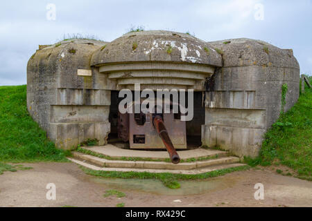 Ein 150-mm-Kanone in einer der vier Flügel des Longues-sur-Mer, Batterie, westlich von Arromanches-les-Bains in der Normandie, Frankreich. Stockfoto