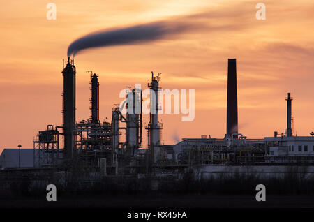 Erdölindustrie Silhouette, Petrechemical Anlage - Raffinerie Stockfoto