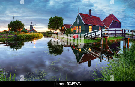 Traditionelle holländische Windmühle in der Nähe des Kanals. Niederlande, Landcape bei Nacht Stockfoto