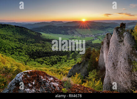 Landschaft mit Wald Berge bei Sonnenuntergang Stockfoto