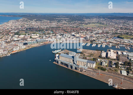 Luftaufnahme von Newcastle Hafen und Stadt Blick nach Süden über die Innenstadt, die Vororte. Neue Gewerbe- und Wohnbebauung entlang t gesehen werden. Stockfoto