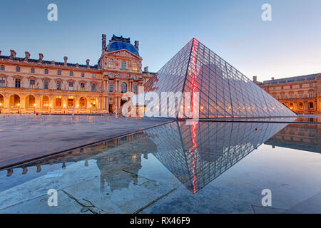 PARIS - FEB 9: Louvre museum in der Dämmerung im Sommer auf Februar 9,2015. Louvre Museum ist eines der größten Museen der Welt mit mehr als 8 Millionen v Stockfoto