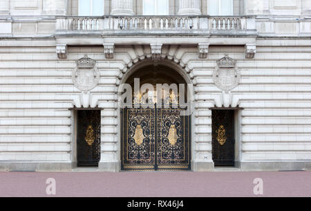 London, Vereinigtes Königreich - Februar 20, 2019: Buckingham Palace in London. 1705 gebaut, das Schloss ist die offizielle Londoner Residenz und die wichtigsten Arbeiten Stockfoto