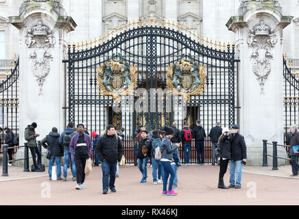 London, Vereinigtes Königreich - Februar 20, 2019: Menschenmassen versammeln sich außerhalb der Buckingham Palace für die Wachablösung Zeremonie beobachten Stockfoto