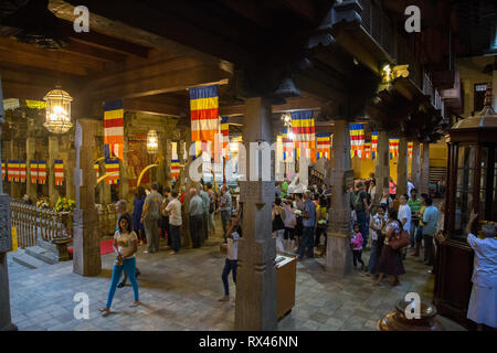 Pilger im Inneren Tempel des Zahns in Kandy, Sri Lanka Stockfoto