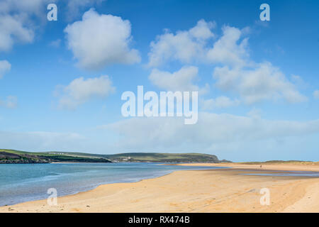 Ein blustery sonnigen Tag auf Rock Beach, Cornwall vom Kamel Mündung auf trevone Kopf und den Atlantischen Ozean. Goldgelben Sand und blaues Meer. Stockfoto