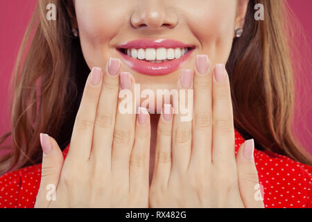 Rosa Make-up Lippen mit trendigen Farben glänzendem Lipgloss. Schönen weiblichen Mund und perfekt weiße Zähne Stockfoto