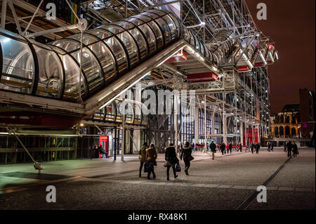 Paris (France): Facade of the Pompidou Centre (French ÒCentre Georges PompidouÓ), known as "Beaubourg", night view. Stockfoto