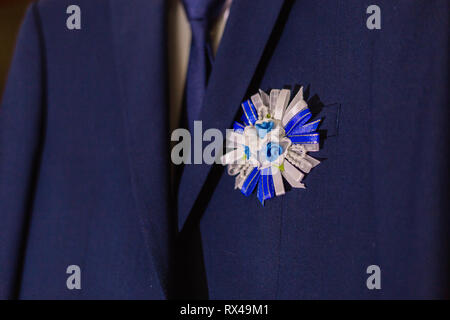 Elegante Blume Ansteckblume für den Bräutigam, auf stilvollem blau karierten jacke des Bräutigams. Stockfoto
