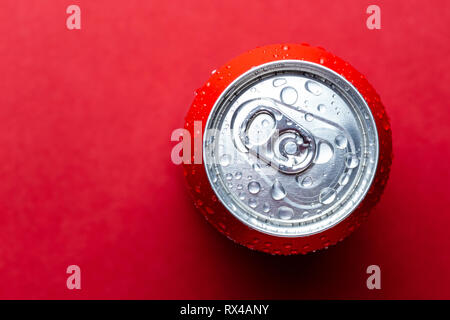 Blick von oben auf die Aluminium Soda können mit Wassertropfen Platz kopieren und Stockfoto