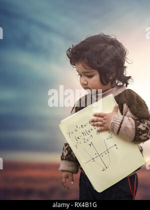 Portrait von traurigen kleinen Toddler girl Holding leeres Buch im Abendlicht Stockfoto