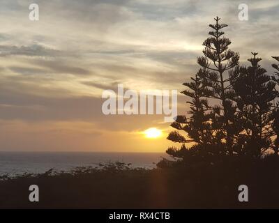 Romantischer Sonnenuntergang auf einem Hügel in Aruba. Stockfoto