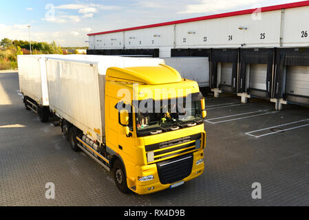 Lkws sind mit Waren im Depot in einer Reederei geladen Stockfoto