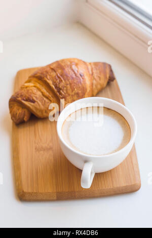 Traditionelles französisches Frühstück mit Kaffee und frischen Croissants Stockfoto