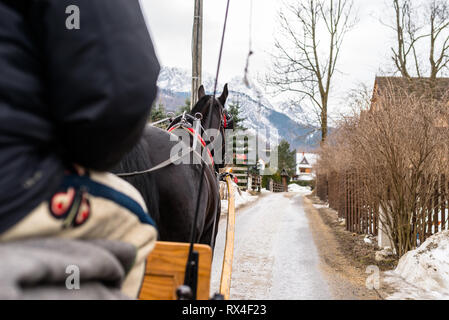 Fotos von einer Pferdekutsche fahren durch die Straßen der Stadt von Zakopane. Stockfoto