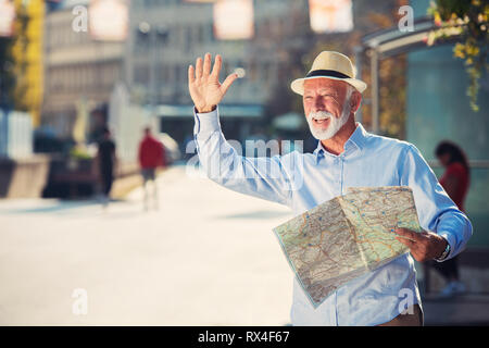 Glücklich lächelnde ältere Mann tourist Reise bereit, auf der Suche nach Richtung. Stockfoto