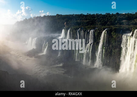 Die unglaublich mächtig und majestätisch die Iguazu Wasserfälle, mehrere Wasserfälle bilden dieses UNESCO-Weltkulturerbe, von der argentinischen Seite gesehen und Suchen Stockfoto