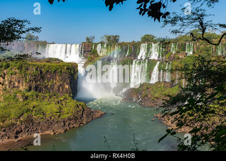 Die unglaublich mächtig und majestätisch die Iguazu Wasserfälle, mehrere Wasserfälle bilden dieses UNESCO-Weltkulturerbe, von der argentinischen Seite gesehen und Gerahmten Stockfoto