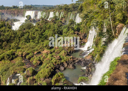 Die unglaubliche und majestätischen Iguazu Wasserfälle, mehrere Wasserfälle bilden dieses UNESCO-Weltkulturerbe, von der argentinischen Seite gesehen und von mit Bäumen gerahmt Stockfoto