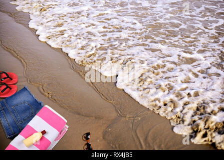 Sommer Strand Zubehör Verlegung auf Sand in leeren Strand Stockfoto