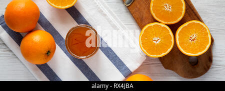 Hausgemachte Orangenmarmelade auf weißem Holz- Tabelle, Ansicht von oben. Flach, Overhead, von oben. Stockfoto