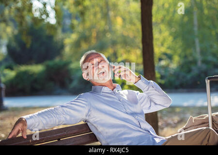 Portrait von reifer Mann Gespräch am Handy auf unscharfen Hintergrund Stockfoto